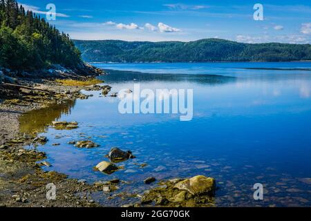 Blick auf den Saguenay-Fjord und den kleinen (sehr kleinen) Hafen von L'Anse De Roche, einem süßen kleinen Dorf in Quebec, Kanada Stockfoto