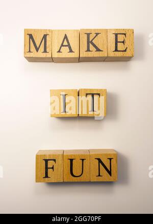Das Wort Make it fun entstand aus Holzwürfeln. Unterhaltungs- und Bildungskonzept. Nahaufnahme Stockfoto