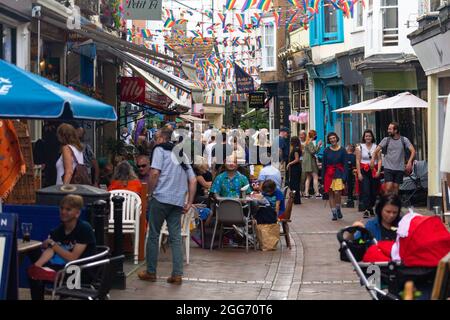 Hastings, East Sussex, Großbritannien. 29th August 2021. In Hastings an der Südostküste ist der Sonntag an Feiertagen voll, da Besucher auf Gesichtsmask verzichten, wenn sie die Geschäfte der George Street in der Altstadt entlang laufen. Foto-Kredit: Paul Lawrenson /Alamy Live Nachrichten Stockfoto
