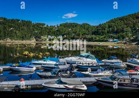 Blick auf den Saguenay-Fjord und den kleinen (sehr kleinen) Hafen von L'Anse De Roche, einem süßen kleinen Dorf in Quebec, Kanada Stockfoto