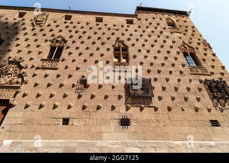 Casa de las Conchas in Salamanca, Spanien, bedeckt mit Muscheln, Gemeinschaft Kastilien und León, Spanien. 1988 zum Weltkulturerbe erklärt Stockfoto