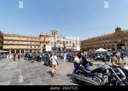 Salamanca, Spanien - 10. Oktober 2017: Konzentration Internationale Biker auf dem Hauptplatz von Salamanca, Parkplatz von Motorrädern verpackt Veranstaltung jedes KI Stockfoto