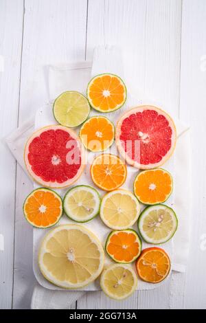 Eine Mischung aus Zitrusfrüchten Schichten verschiedener Typen Stockfoto