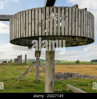 Rekonstruktion eines hölzernen Pferdegrins, der zur Aufarbeitung von Erz aus dem Minenschacht der Magpie Mine in der Nähe von Sheldon im Derbyshire Peak District in Großbritannien verwendet wurde Stockfoto