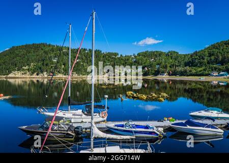 Blick auf den Saguenay-Fjord und den kleinen (sehr kleinen) Hafen von L'Anse De Roche, einem süßen kleinen Dorf in Quebec, Kanada Stockfoto