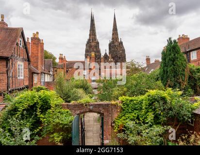 Blick auf die Kathedrale von Lichfield aus dem Garten von Erasmus Darwin, dem großen Erfinder des Arztes und Großvater von Charles Darwin - Staffordshire UK Stockfoto