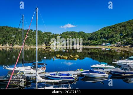 Blick auf den Saguenay-Fjord und den kleinen (sehr kleinen) Hafen von L'Anse De Roche, einem süßen kleinen Dorf in Quebec, Kanada Stockfoto