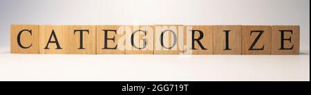 Das Wort kategorisieren entstand aus Holzwürfeln. Geschäfts- und Planungskonzept. Nahaufnahme. Stockfoto
