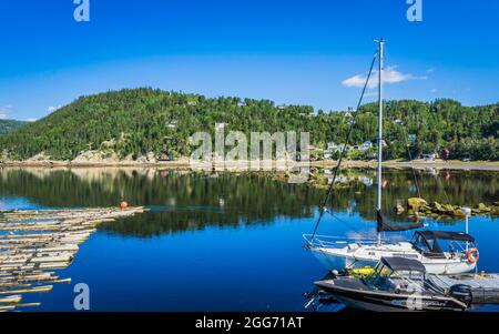 Blick auf den Saguenay-Fjord und den kleinen (sehr kleinen) Hafen von L'Anse De Roche, einem süßen kleinen Dorf in Quebec, Kanada Stockfoto