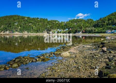 Blick auf den Saguenay-Fjord und den kleinen (sehr kleinen) Hafen von L'Anse De Roche, einem süßen kleinen Dorf in Quebec, Kanada Stockfoto