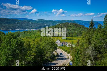 Blick auf den Saguenay-Fjord und den Anse de Roche-Felsen von einem belvedere in der Nähe des kleinen Dorfes L'Anse De Roche in Quebec (Kanada) Stockfoto