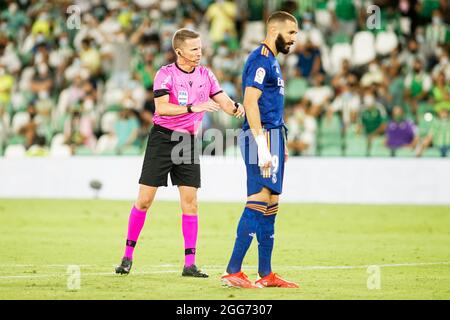 Sevilla, Spanien. August 2021. Schiedsrichter Alejandro Jose Hernandez Hernandez (L) und Karim Benzema (R), gesehen während des Spiels von La Liga Santander 2021/2022 zwischen Real Betis und Real Madrid im Benito Villamarin Stadium in Sevilla. Final Score Real Betis 0:1 Real Madrid Credit: SOPA Images Limited/Alamy Live News Stockfoto