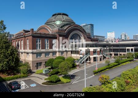 Tacoma, WA USA - ca. August 2021: Blick auf Union Station von hinten, mit Blick auf das Eisenbahnsystem in der Innenstadt von Tacoma. Stockfoto