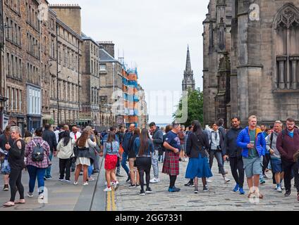 City Centre, Edinburgh, Schottland, UK Wetter. August 2021. Wolkiger Nachmittag für Massen in der Altstadt der Stadt. Im Bild: Menschen, die am vorletzten Tag des Fringe Festivals auf der Royal Mile spazieren gehen. Quelle: Arch White/ Alamy Live News Stockfoto