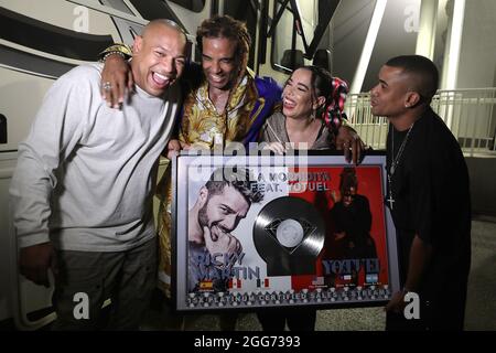 Miramar, FL, USA. August 2021. Gente de Zona mit Yotuel und Beatriz Luengo Backstage im Miramar Regional Park Amphitheater am 28. August 2021. Quelle: Majo Grossi/Media Punch/Alamy Live News Stockfoto