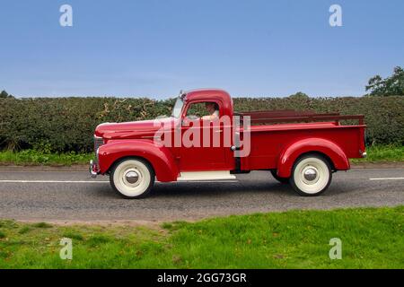 1949 40s vierziger Jahre rote internationale KB-Pickup-Serie auf dem Weg zur Capesthorne Hall-Oldtimer-Ausstellung im August, Ceshire, Großbritannien Stockfoto