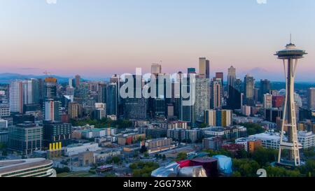 Die Skyline von Seattle, Washington bei Sonnenuntergang Stockfoto