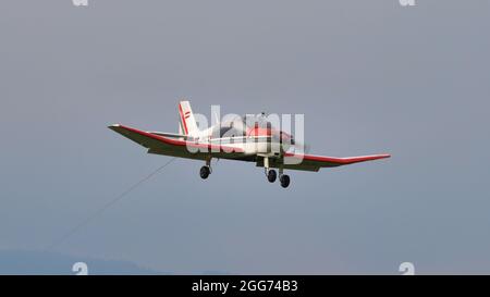 Thiene, Italien 8. JULI 2021 Propeller Flugzeug zum Schleppen von Segelflugzeugen landet. Robin DR400 Stockfoto