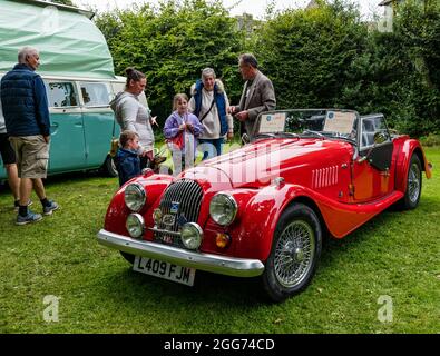 Menschen bei Oldtimer-Rallye-Veranstaltung mit Blick auf einen roten 1994-Morgan-Wagen, Newhailes, East Lothian, Schottland, Großbritannien Stockfoto