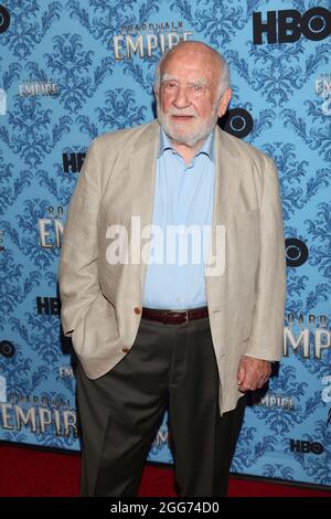 **DATEI FOTO** Ed Asner ist verstorben. NEW YORK, NY - 05. SEPTEMBER: Ed Asner nimmt am 5. September 2012 an der dritten Staffel von „Boardwalk Empire“ von HBO in New York Teil. © Diego Corredor/MediaPunch Inc Stockfoto