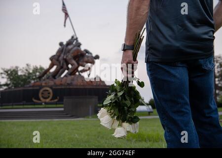 Am 28. August 2021 findet eine Kerzenlichtmahnwache am United States Marine Corps war Memorial, Arlington, Virginia, statt, in Erinnerung an die US-Dienstmitglieder, die beim Angriff auf den Hamid Karzai International Airport in Kabul, Afghanistan, am 26. August 2021 verloren gegangen sind. (USA Marine Corps Foto von Staff Sgt. Kelly L. Timney) Stockfoto