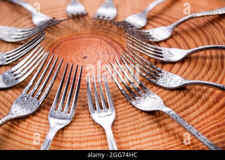 Serie von verschiedenen Gabeln in einem Kreis aus Kiefernholz Stockfoto