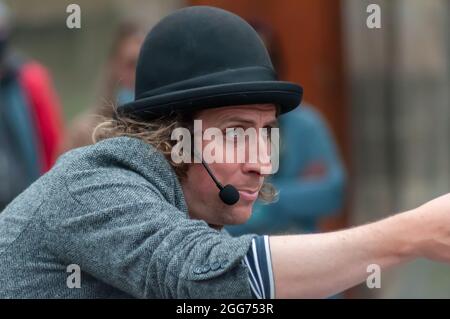 Edinburgh, Schottland, Großbritannien. August 2021. Ein Performer auf der Royal Mile am letzten Wochenende des Edinburgh Fringe Festivals. Kredit: Skully/Alamy Live Nachrichten Stockfoto