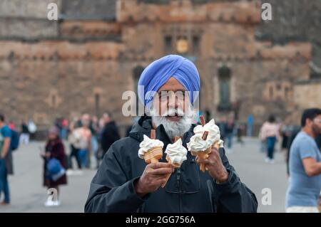 Edinburgh, Schottland, Großbritannien. August 2021. Ein Mann, der am letzten Wochenende des Edinburgh Fringe Festivals Eiszapfen auf der Castle Esplanade trägt. Kredit: Skully/Alamy Live Nachrichten Stockfoto