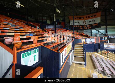 Luton, England, 28. August 2021. Allgemeiner Blick auf das Stadion während des Sky Bet Championship-Spiels in der Kenilworth Road, Luton. Bildnachweis sollte lauten: Simon Bellis / Sportimage Stockfoto