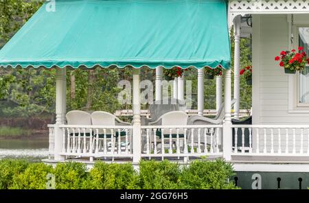 Außenverande auf einem alten Shelter Island Haus Stockfoto