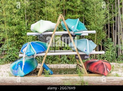 Kajaks in einem Lagerstand am Wades Beach, Shelter Island, NY 11964 Stockfoto