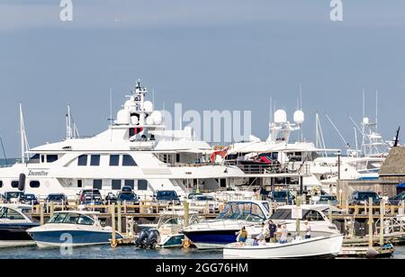 Detailbild von Booten und Menschen auf Long Wharf in Sag Harbor, NY Stockfoto