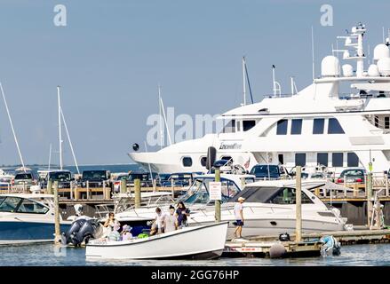 Detailbild von Booten und Menschen auf Long Wharf in Sag Harbor, NY Stockfoto
