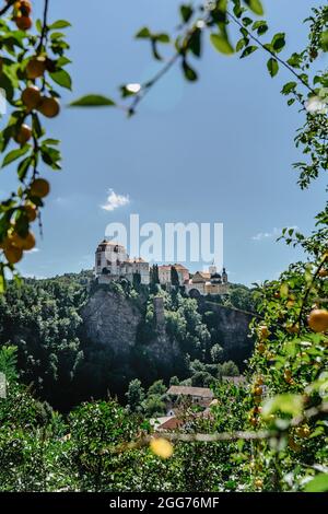 Schloss Vranov nad Dyji in Südmähren ist tschechisches nationales Kulturdenkmal.Märchenschloss im Barockstil mit herrlicher Lage auf Felsen Stockfoto