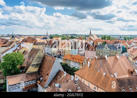 Cheb, Tschechische Republik. Stadt in Westböhmen am Fluss Ohre.Luftpanoramik auf den Marktplatz mit bunten gotischen Häusern aus dem 13. Jahrhundert. Stockfoto