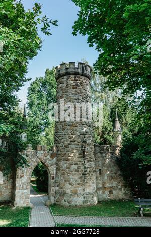 Salingburg Aussichtsturm in Kurstadt Frantiskovy Lazne, Tschechische Republik.Pseudo-gotisches Denkmal aus dem Jahr 1906.Steingebäude, besteht aus Turm mit Aussicht Stockfoto