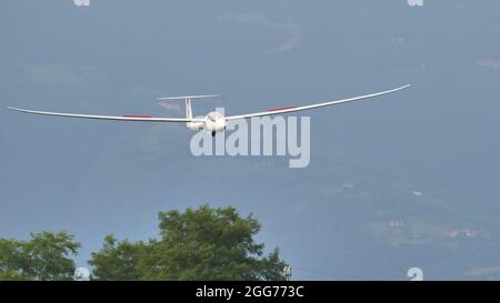 Thiene, Italien 8. JULI 2021 Segelflug mit den grünen alpen im Hintergrund. Schempp-Hirth Duo Discus Stockfoto