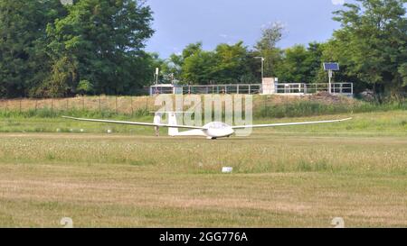 Thiene, Italien 8. JULI 2021 Glider stellte sich auf die Start- und Landebahn und war bereit für den Start von einem kleinen Grasflughafen. Schempp-Hirth Duo Discus Stockfoto