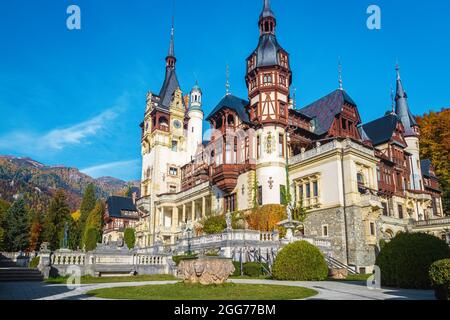 Eines der am besten besuchten Schloss und touristischen Ort in Rumänien. Das berühmte Schloss Peles mit einem Innenhof und einem bunten Laubwald im Herbst in Bac Stockfoto