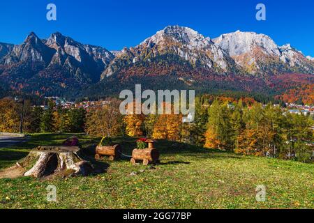 Busteni Touristenort im Prahova Tal und atemberaubende Bucegi Berge im Hintergrund. Fantastischer Ausflugsort in Rumänien, Europa Stockfoto