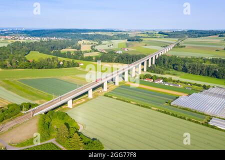 Enzweihingen, Deutschland - 16. Juni 2021: Intercity IC-Zug der DB Deutsche Bahn auf der Enztalbrücke der Hochgeschwindigkeitsstrecke Mannheim-Stuttgart in en Stockfoto