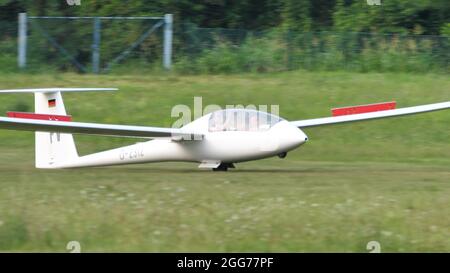 Thiene, Italien 8. JULI 2021 Glider landete gerade auf einer grünen, grasbewachsenen Start- und Landebahn mit offenen Spoilern. Schempp-Hirth Duo Discus Stockfoto