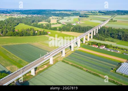 Enzweihingen, Deutschland - 16. Juni 2021: ICE 1 der Deutschen Bahn DB auf der Enztalbrücke der Hochgeschwindigkeitsstrecke Mannheim-Stuttgart in Enzweihin Stockfoto