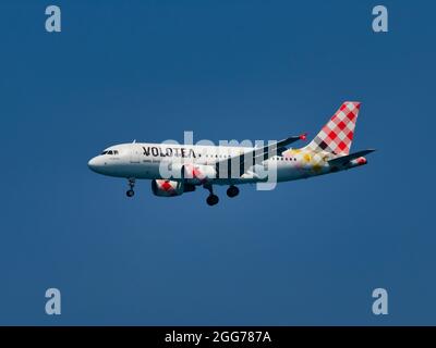 Heraklion, Griechenland - 20. August 2021 - ein Airbus 319-100 von Volotea mit der Identifikationsnummer HB-JCL nähert sich der Landung am Flughafen Heraklion Stockfoto