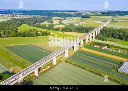 Enzweihingen, Deutschland - 16. Juni 2021: Züge auf der Enztalbrücke der Hochgeschwindigkeitsstrecke Mannheim-Stuttgart in Enzweihingen, Deutschland. Stockfoto