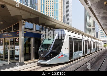 Dubai, Vereinigte Arabische Emirate - 24. Mai 2021: Dubai Tram öffentlichen Verkehrsmitteln Verkehr an der Marina Towers Station in Dubai, VAE. Stockfoto