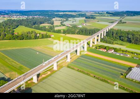 Enzweihingen, Deutschland - 16. Juni 2021: ICE 3 Siemens Velaro D der Deutschen Bahn DB auf der Enztalbrücke der Hochgeschwindigkeitsstrecke Mannheim-Stutt Stockfoto
