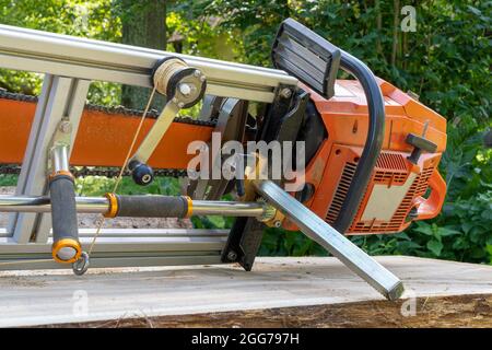 Mobiles Kettensägewerk zum Schneiden von Eichenstämmen auf breiten Brettern Partable Kettensägewerk bereit zum Sägen von Brettern. Stockfoto