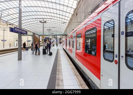 Köln, Deutschland - 3. August 2021: S-Bahn S-Bahn-Regionalbahn am Kölner Flughafen Bonn Bahnhof in Deutschland. Stockfoto