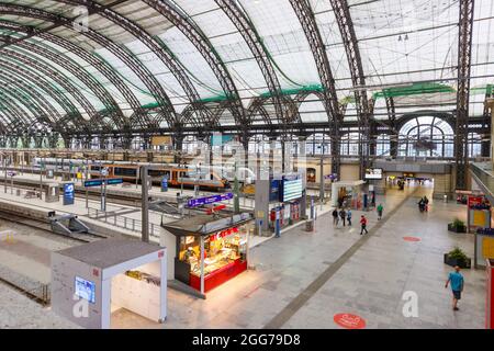 Dresden, Deutschland - 1. August 2021: Dresdner Hauptbahnhof Hauptbahnhof Hbf Deutsche Bahn DB mit Zügen in Deutschland. Stockfoto